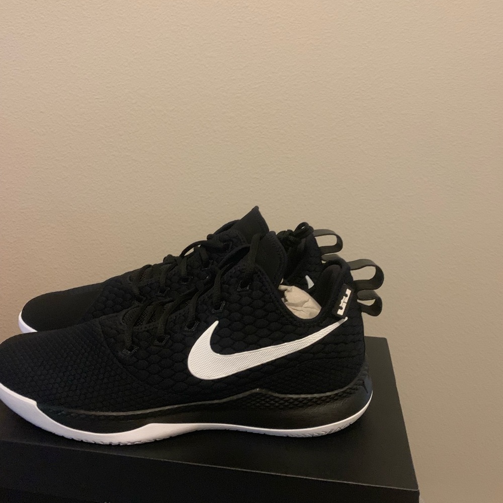 Nike LeBron witness 3